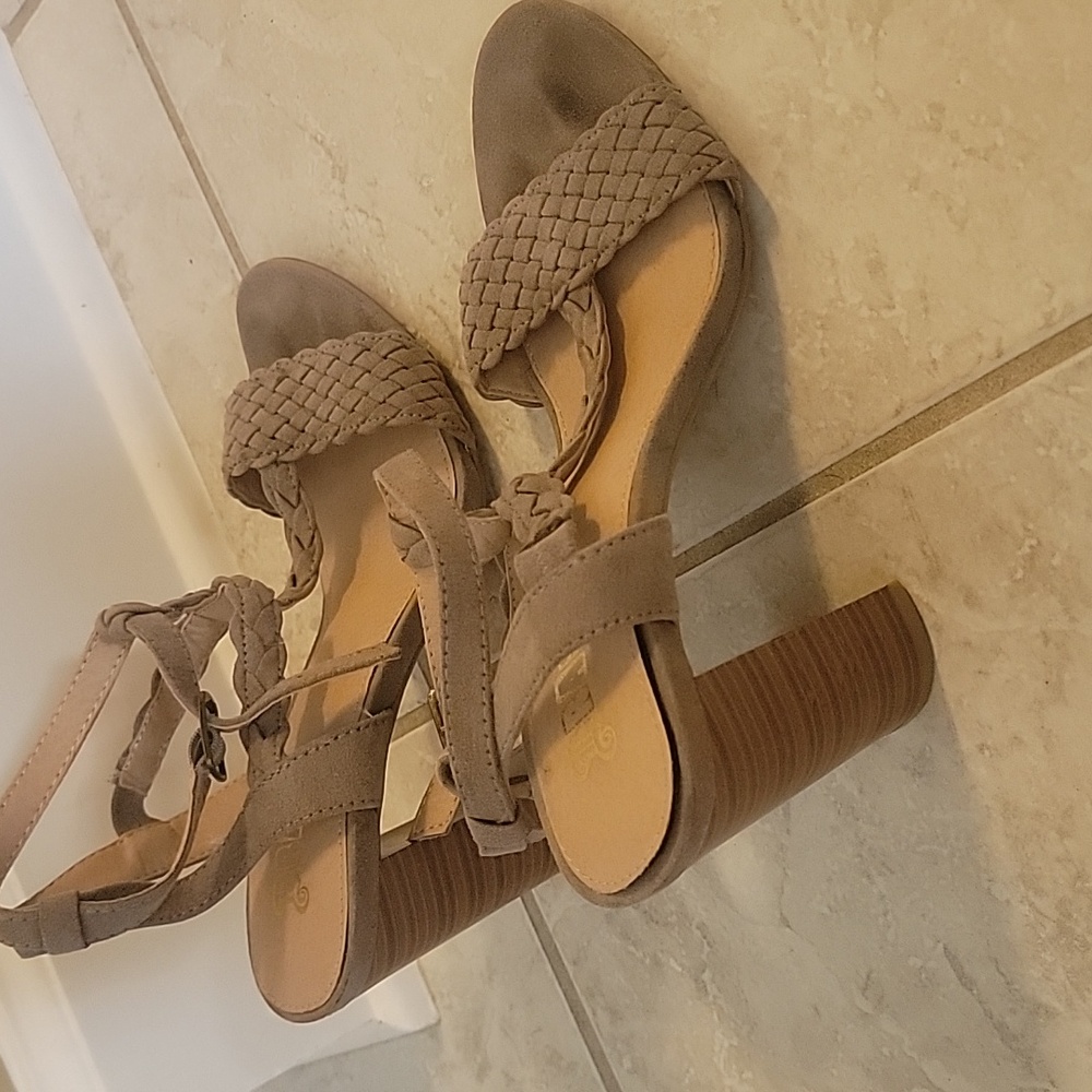 Heels - Picture 4 of 4